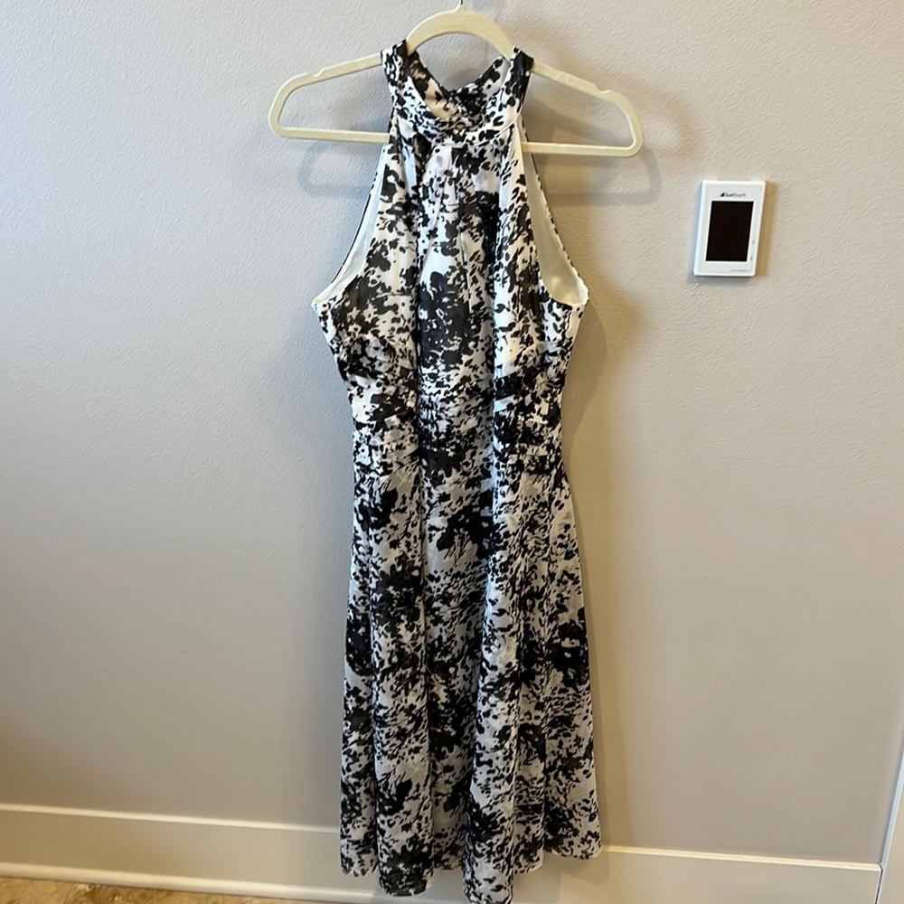 Pretty, feminine and flattering! Perfect condition and quality material. Lined!